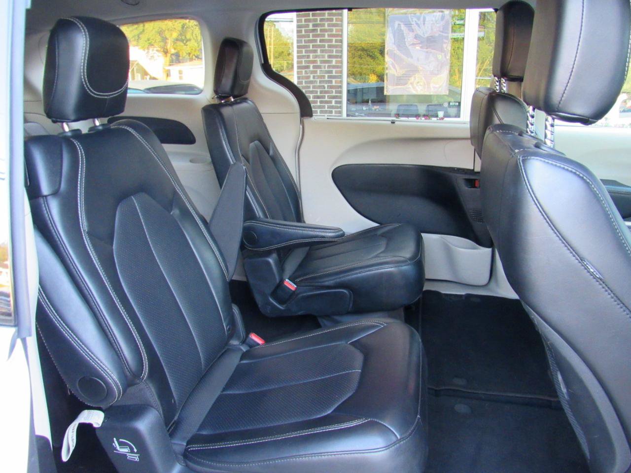 Used 2024 Chrysler Pacifica Touring-L FWD image 35