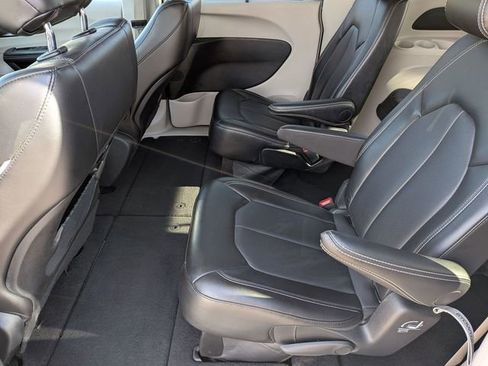 Used 2024 Chrysler Pacifica Touring-L image 23