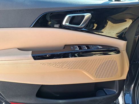 Used 2024 Kia Carnival EX image 13