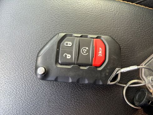 Used 2025 Jeep Wrangler Unlimited Sahara AWD/4WD image 21