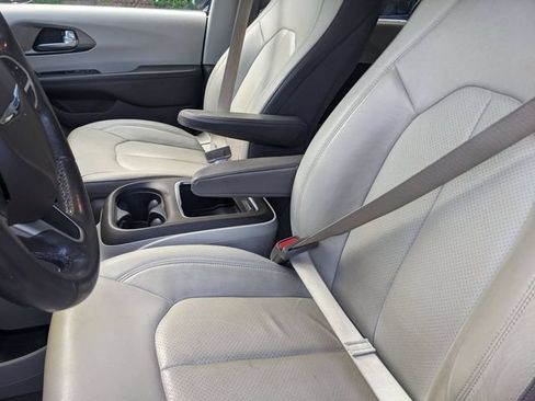 Used 2018 Chrysler Pacifica Touring-L Plus FWD image 12