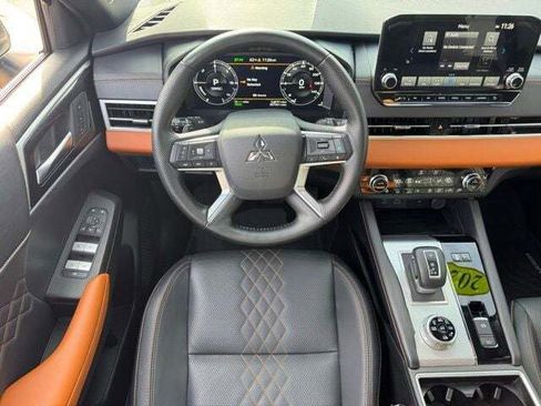 Used 2025 Mitsubishi Outlander SEL image 12