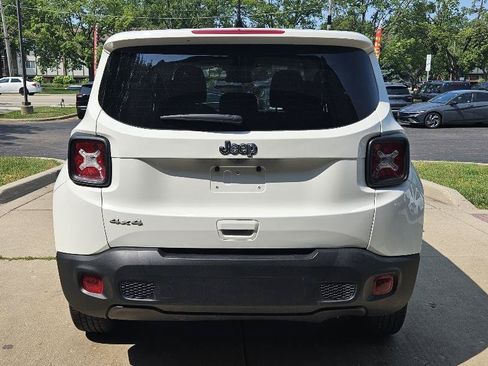 Used 2023 Jeep Renegade Latitude AWD/4WD image 6