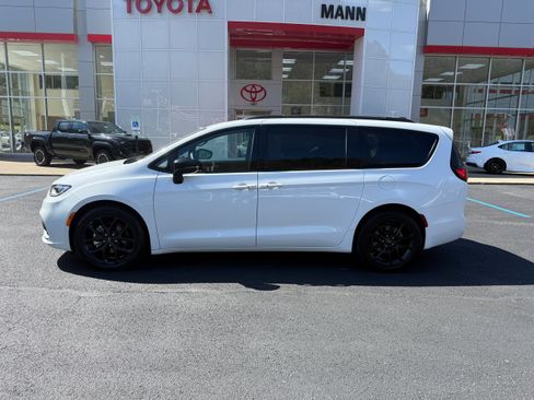 Used 2025 Chrysler Pacifica Limited FWD image 2