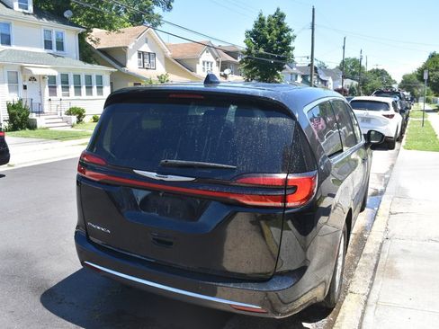 Used 2024 Chrysler Pacifica Touring-L FWD image 6