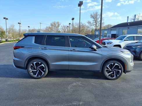 Used 2022 Mitsubishi Outlander SE image 2