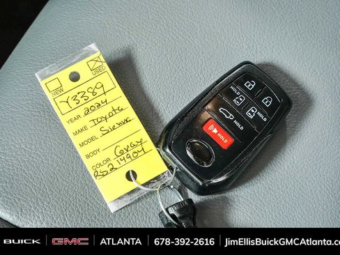 Used 2024 Toyota Sienna XLE FWD image 40