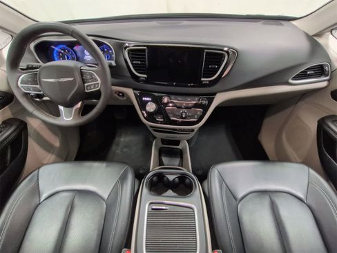 Certified 2024 Chrysler Pacifica Touring-L image 16