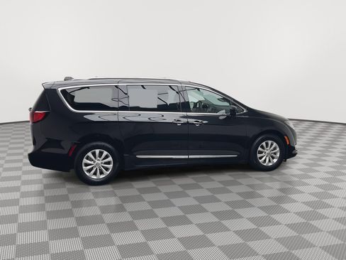 Used 2019 Chrysler Pacifica Touring-L FWD image 38