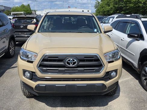 Used 2017 Toyota Tacoma SR5 w/ Tow Package RWD image 2