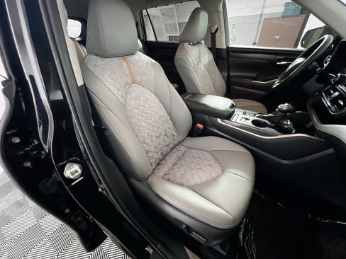 Used 2022 Toyota Highlander Bronze Edition FWD image 31