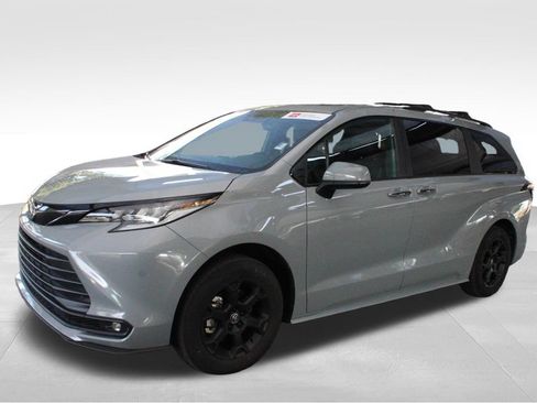 Certified 2025 Toyota Sienna XLE Woodland Edition AWD/4WD image 70