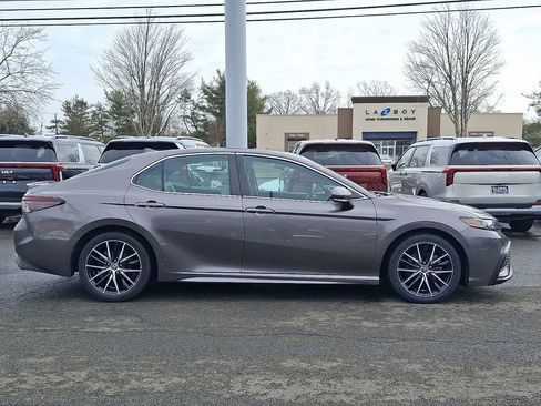 Used 2021 Toyota Camry SE w/ Cold Weather Package image 8