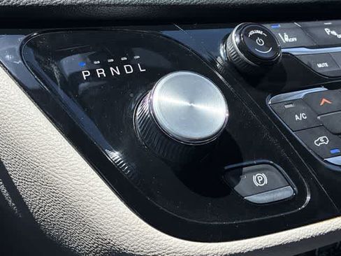 Used 2023 Chrysler Pacifica Touring-L FWD image 33