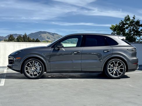 Used 2023 Porsche Cayenne Turbo image 2