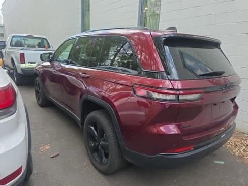 Used 2023 Jeep Grand Cherokee Limited w/ Black Appearance Package image 4