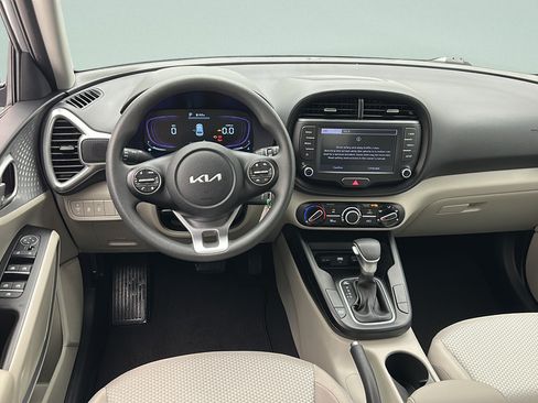 Used 2025 Kia Soul LX w/ LX Technology Package FWD image 12
