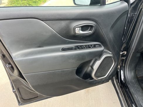 Used 2022 Jeep Renegade Latitude AWD/4WD image 9