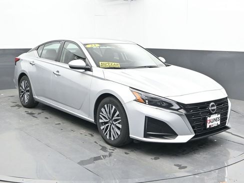 Used 2023 Nissan Altima 2.5 SV FWD image 3