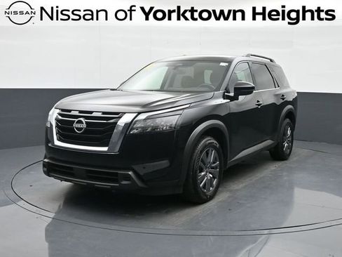 Used 2024 Nissan Pathfinder SV image 1