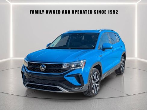 Used 2023 Volkswagen Taos SE w/ Panoramic Sunroof Package FWD image 2