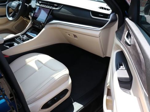 Used 2024 Jeep Grand Cherokee Limited w/ Black Appearance Package AWD/4WD image 44