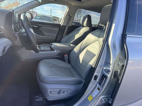 Certified 2022 Toyota Highlander XLE image 13
