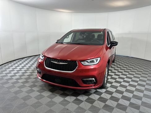 Used 2025 Chrysler Pacifica Select image 2