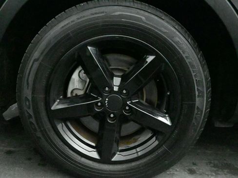 Used 2018 Ford Explorer XLT w/ Equipment Group 201A image 9