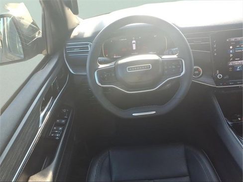 Used 2024 Jeep Wagoneer L Series II image 5