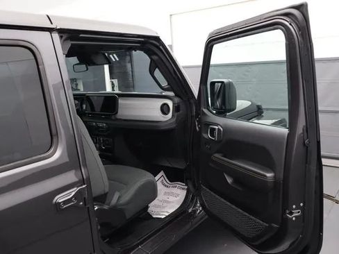 Used 2025 Jeep Wrangler Unlimited Sahara AWD/4WD image 18