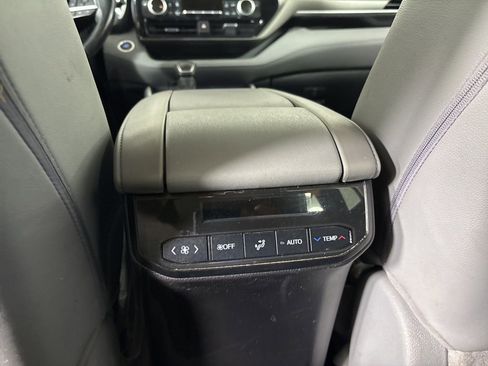 Used 2020 Toyota Highlander XLE image 26