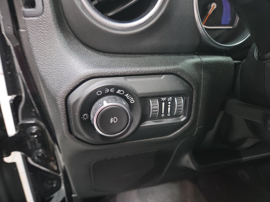 Used 2020 Jeep Wrangler Unlimited Sahara AWD/4WD image 29
