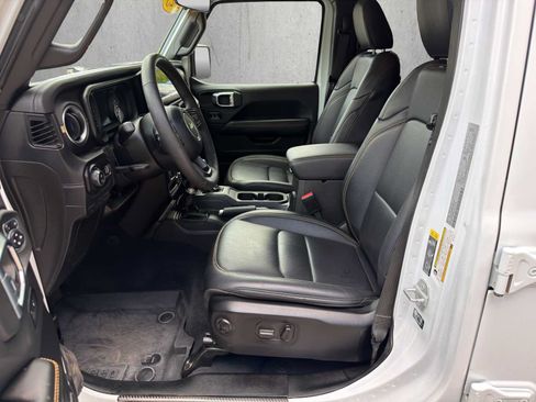 Used 2025 Jeep Gladiator Sport AWD/4WD image 11