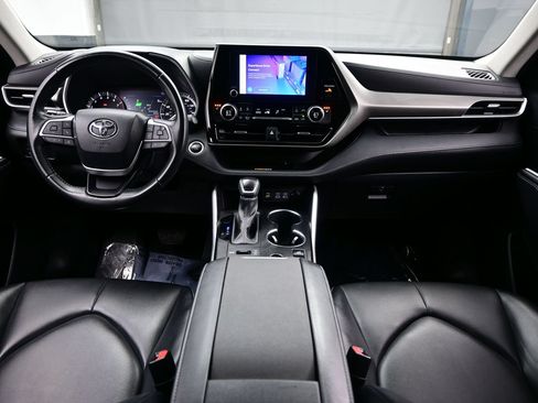 Used 2024 Toyota Highlander XLE AWD/4WD image 18