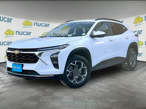 Used 2025 Chevrolet Trax LT w/ LT Convenience Package image 3