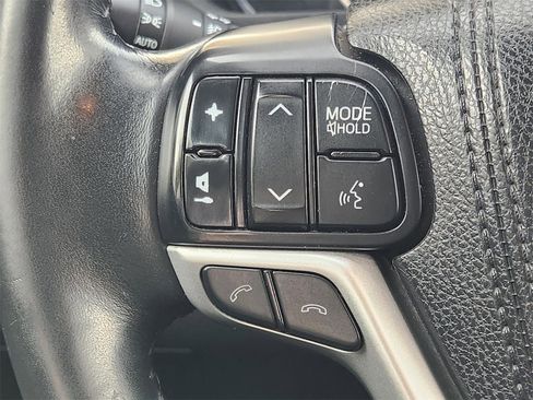 Used 2017 Toyota Highlander SE image 27