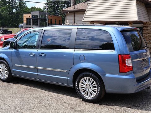 Used 2011 Chrysler Town & Country Touring-L w/ Driver Convenience Group FWD image 6