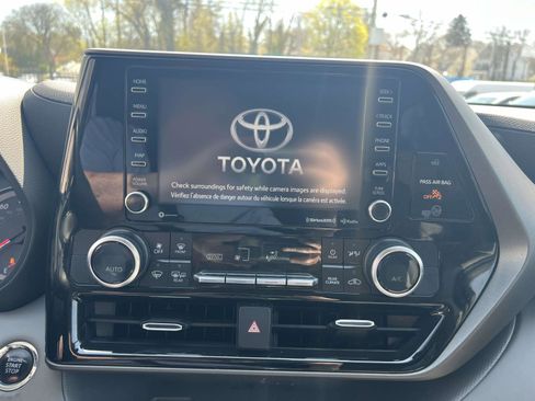 Used 2022 Toyota Highlander LE AWD/4WD image 27