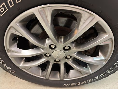 Used 2019 Jeep Cherokee Latitude Plus w/ Comfort/Convenience Group image 34