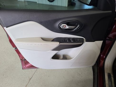 Used 2019 Jeep Cherokee Limited AWD/4WD image 9