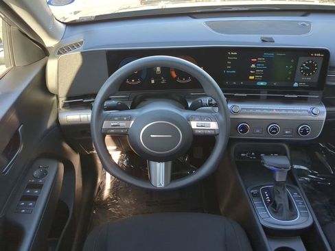 Used 2025 Hyundai Kona SE image 16