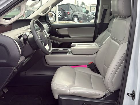 Used 2025 Ford Expedition Active image 11
