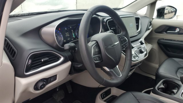 Used 2024 Chrysler Pacifica Touring-L FWD image 8