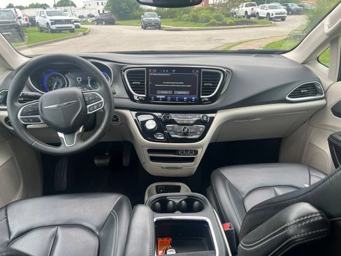 Used 2023 Chrysler Pacifica Touring-L FWD image 5