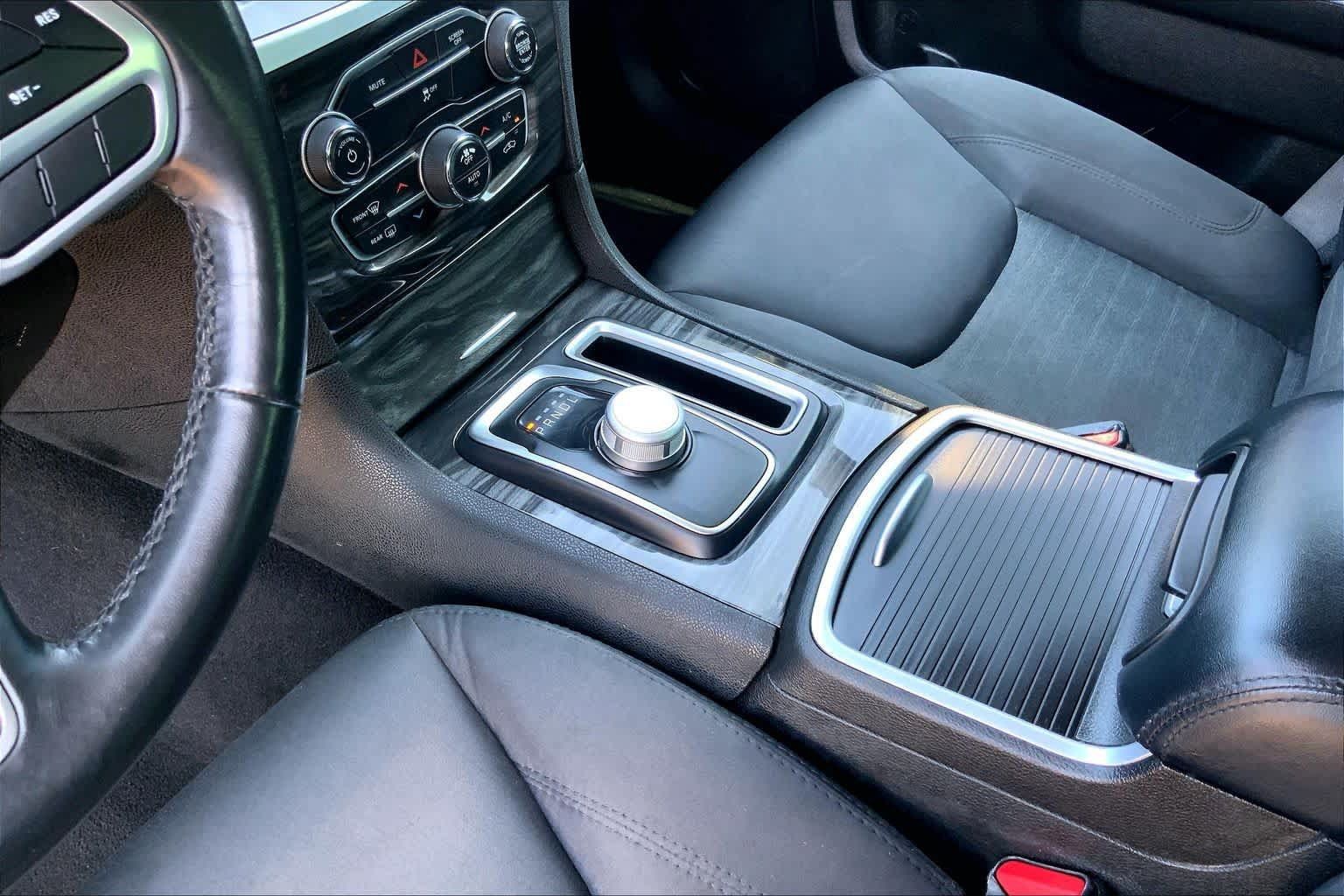 Used 2022 Chrysler 300 Touring w/ Sport Appearance Package RWD image 17