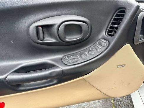 Used 2000 Chevrolet Corvette Coupe w/ Memory Pkg RWD image 9