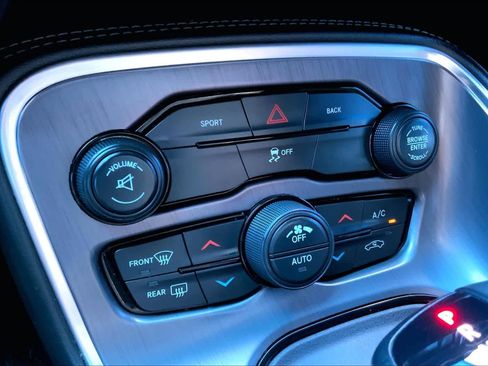 Used 2016 Dodge Challenger SXT image 33