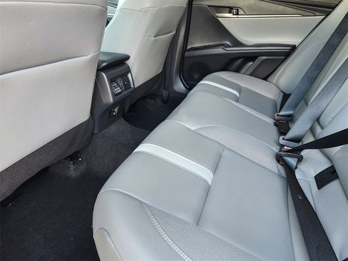 Used 2025 Toyota Camry SE image 21