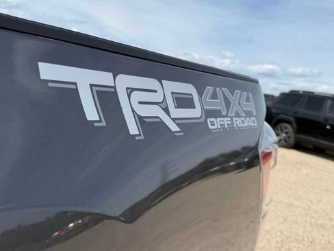 Used 2022 Toyota Tacoma TRD Off-Road w/ Technology Package AWD/4WD image 11